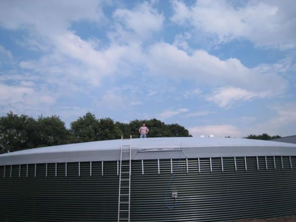 Picture 18 A Cairbag kind of roof for a mist collection tank at a farm. A small internal over pressure is sufficient to support a man. 